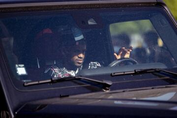 El lateral derecho portugués Nélson Semedo en su vehículo personal llegando a la Ciudad Deportiva del club blaugrana. 