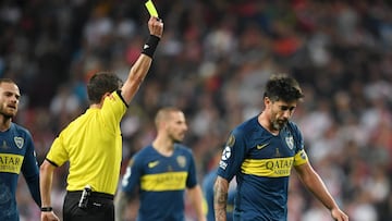 El árbitro muestra la cartulina amarilla a Pablo Pérez