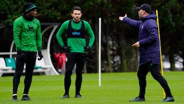 José Alberto, entrenador del Racing, con sus jugadores Cedric y Matheus.