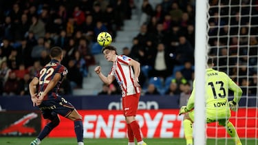Julián Alvarez remata de cabeza ante el Levante.