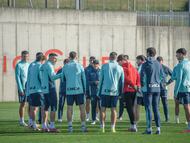 LEZAMA (BIZKAIA), 08/12/2025.- El entrenador del Athletic Club, Ernesto Valverde (c), dirige el entrenamiento llevado a cabo este lunes en Lezama, para preparar el partido de Liga de Campeones del próximo miércoles ante el PSG, en el estadio de San Mamés. EFE/Javier Zorrilla