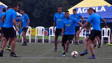 Frank Fabra y Sebastián Villa durante el entrenamiento de Boca Juniors en Bogotá.