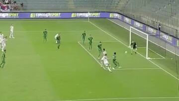 Si ocurre en el Mundial pasa a la historia: 5 pases en el ¨¢rea sin que caiga y golazo