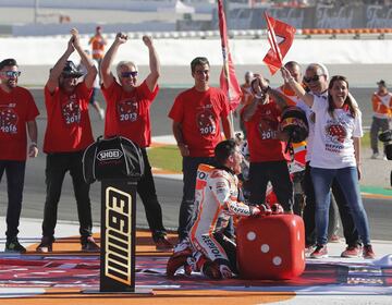 El piloto español Marc Marquez (Repsol Honda) celebra el campeonato del mundo por cuarta vez en la categoría MotoGP tras entrar tercero en el circuito Ricardo Tormo de Cheste