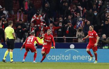 2-2. Ángel Correa celebra el gol del empate.