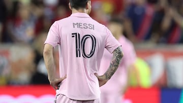 HARRISON, NEW JERSEY - AUGUST 26: Lionel Messi #10 of Inter Miami CF looks on in the second half during a match between Inter Miami CF and New York Red Bulls at Red Bull Arena on August 26, 2023 in Harrison, New Jersey.   Al Bello/Getty Images/AFP (Photo by AL BELLO / GETTY IMAGES NORTH AMERICA / Getty Images via AFP)