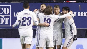 Los jugadores del Madrid celebran un gol.