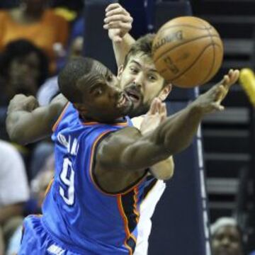 MTB3 MEMPHIS (ESTADOS UNIDOS) 14/05/2013.- El jugador de los Marc Gasol y Serge Ibaka luchan por el balón el 13 de mayo.