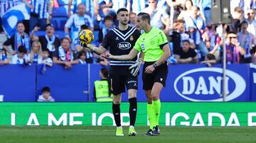 El portero del Espanyol, Joan Garca, con el baln ante el rbitro del encuentro Alberola Rojas. 
