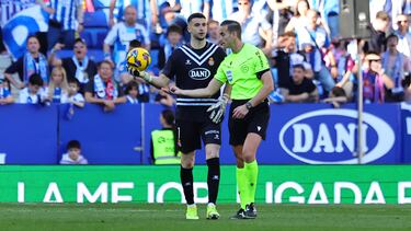 El portero del Espanyol, Joan García, con el balón ante el árbitro del encuentro Alberola Rojas. 
