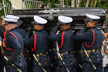 El ata¨²d de la fallecida estrella del f¨²tbol brasile?o Pel¨¦ llega al Cementerio Conmemorativo de Santos despu¨¦s de la procesi¨®n f¨²nebre en Santos, estado de Sao Paulo.
