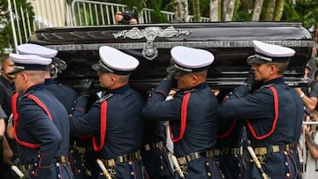 El ataúd de la fallecida estrella del fútbol brasileño Pelé llega al Cementerio Conmemorativo de Santos después de la procesión fúnebre en Santos, estado de Sao Paulo.