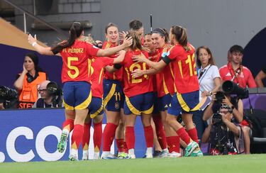 Las jugadoras de España celebran con euforia el primer gol del partido, marcado en el primer minuto de juego.