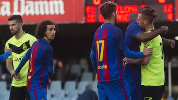 Los jugadores del Barcelona B consuelan a un miembro del Eldense. 