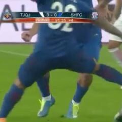 El mal perder de Tévez: patadón a un rival y sólo ve la amarilla