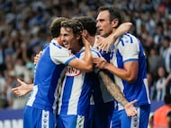 CORNELLÁ (BARCELONA), 31/08/2025.- El defensa del Espanyol Carlos Romero celebra el primer gol de su equipo durante el partido de la tercera jornada de LaLiga que RCD Espanyol y Atlético Osasuna juegan este domingo en el RCDE Stadium. EFE/Enric Fontcuberta