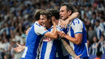 CORNELLÁ (BARCELONA), 31/08/2025.- El defensa del Espanyol Carlos Romero celebra el primer gol de su equipo durante el partido de la tercera jornada de LaLiga que RCD Espanyol y Atlético Osasuna juegan este domingo en el RCDE Stadium. EFE/Enric Fontcuberta