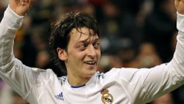 <b>ESTRENO. </b>Özil, que logró 27 victorias, celebra un gol en el Bernabéu.