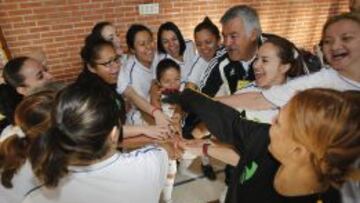 El veterano Garc&iacute;a Navajas dirige la escuela de f&uacute;tbol femenino de la c&aacute;rcel de Meco.