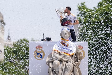 El capitán del Real Madrid, Nacho Fernández, levanta la copa junto a la diosa Cibeles.