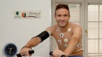 Diego Capel pasando el reconocimiento médico con el Genoa