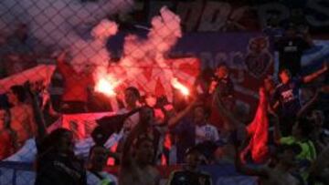 Bengalas en la grada durante un partido de la Copa Libertadores