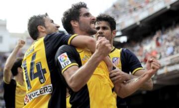 El centrocampista del Atlético de Madrid Raúl García celebra la consecución del primer gol de su equipo ante el Valencia CF durante el partido correspondiente a la trigésima quinta jornada de la Liga BBVA, disputado esta tarde en el estadio de Mestalla.