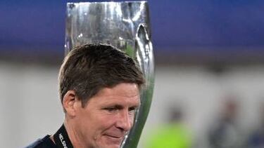 Frankfurt's Austrian head coach Oliver Glasner walks past the trophy after the UEFA Super Cup football match between Real Madrid vs Eintracht Frankfurt in Helsinki, on August 10, 2022. - Real Madrid won the match 2-0. (Photo by JAVIER SORIANO / AFP) (Photo by JAVIER SORIANO/AFP via Getty Images)