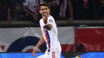 Lucas Paquet&aacute; celebrando su gol al PSG.