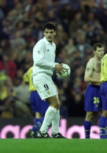 El protagonista del partido. Fernando Morientes se llev¨® el bal¨®n a casa. Despu¨¦s del partido declar¨®: "Ha sido el mejor partido de mi vida".