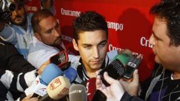 <b>EXPECTACIÓN.</b> Jesús Navas atiende a los medios en la presentación ayer de Cruzcampo con la Afición.