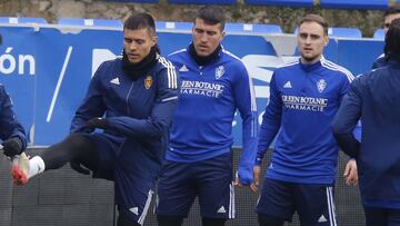 Narv&aacute;ez y Lasure, a ambos lados de Zapater, durante un entrenamiento.