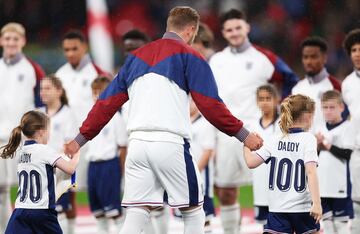 Harry Kane con sus hijos momentos antes de recibir la gorra dorada  para conmemorar sus 100 partidos con la selección inglesa.