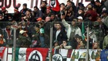 <b>CÁNTICOS.</B> Además de exhibir pancartas con la cruza gamada, los seguidores de la Roma dedicaron cánticos fascistas a los del Livorno.