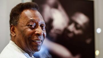 Pelé posa durante una entrevista con Efe.