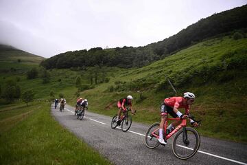 El pelotón durante la etapa16  de la 108 edición de la carrera ciclista del Tour de Francia, 169 km entre Pas De La Case y Saint-Gaudens