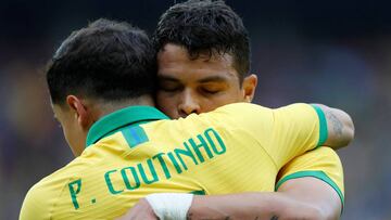 Thiago Silva abraza a Coutinho en la goleada ante Honduras.