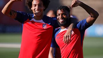 El mediocentro del Atlético de Madrid Axel Witsel (i) y el centrocampista Thomas Lemar (d) asisten al entrenamiento del equipo en la ciudad deportiva del club en Majadahonda, Madrid, este viernes, en preparación del partido liguero contra el Betis el próximo domingo.