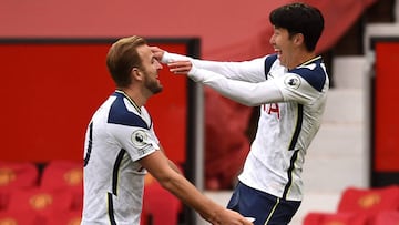 Harry Kane y Son celebran su gol al Manchester United.