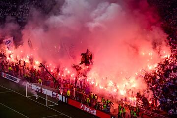 La afición del Marsella encendió el campo con bengalas