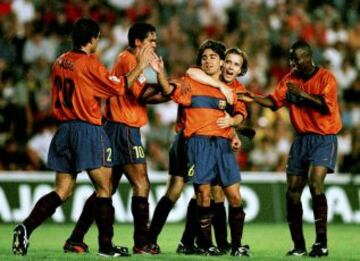 Debutó en el primer equipo del Barcelona el 18 de agosto de 1998, en el partido de la Supercopa de España ante el Real Mallorca. Ese día fue titular y marcó un gol.