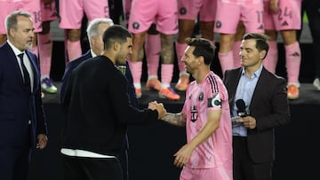 AME4286. FORT LAUDERDALE (ESTADOS UNIDOS), 29/11/2025.- Liones Messi (d) de Inter Miami saluda al tenista español Carlos Alcaraz este sábado, al final del partido de Major League Soccer entre Inter Miami y New York City Football Club en el estadio Chase, en Fort Lauderdale (Estados Unidos). EFE/ Giorgio Viera
PUBLICADA 01/12/25 NA MA40 5COL CONTRAPORTADA FOTO FINISH