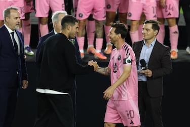 Carlos Alcaraz aprovechó sus días de asueto en Estados Unidos para acudir al partido de la Major League Soccer (MLS) 
entre Inter Miami y New York City Football, que terminó con una contundente victoria del equipo en el que juega Messi 
(5-1). Tras el partido, el tenista murciano, reconocido aficionado al fútbol, tuvo ocasión de saludar al crack argentino.