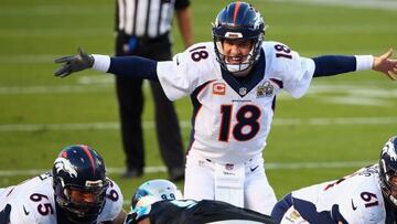 Peyton Manning, quarterback de Broncos, marcando una jugada frente a los Pantherts. 