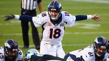 Peyton Manning, quarterback de Broncos, marcando una jugada frente a los Pantherts. 