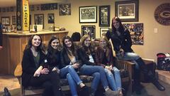 ¿Dónde están las piernas de la chica del centro de esta foto?