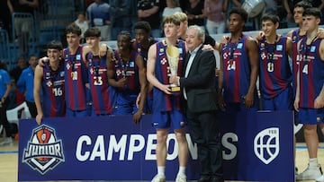 Kasparas Jakucionis, combo del Barcelona, con el trofeo de ganador del Campeonato de España Júnior.