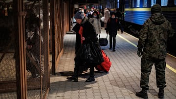 Refugiados ucranianos llegan a la estaci&oacute;n de tren de Przemysl
