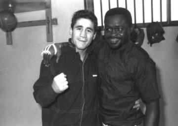 Poli Díaz con el considerado mejor boxeador africano, Azumah Nelson. 
 