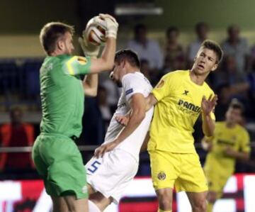 El portero del Zúrich David Da Costa atrapa el balón junto a su compañero Berat Djimisti y el argentino del Villarreal Luciano Vietto.